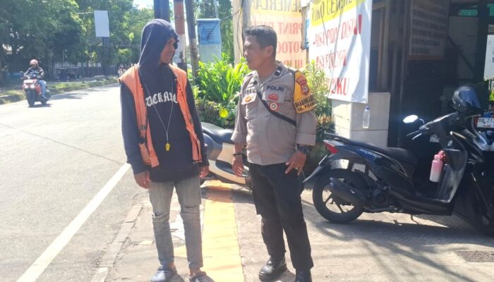 Bhabinkamtibmas Kelurahan Pisang Utara Sambangi Jukir, Sampaikan Pesan Kamtibmas