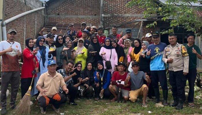 Polisi dan Warga Kompak Kerja Bakti di Jalan Sipala Kelurahan Katimbang