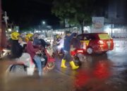 Bhabinkamtibmas Polsek Rappocini Perlancar Arus Lalu Lintas di Tengah Genangan Air Akibat Hujan