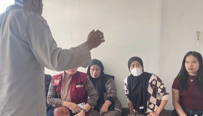 Mediasi Bhabinkamtibmas di Buloa: Pelemparan Batu Diselesaikan Secara Kekeluargaan