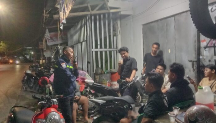 Bhabinkamtibmas Polsek Rappocini Berikan Himbauan Kamtibmas kepada Kumpulan Pemuda di Bonto Makkio